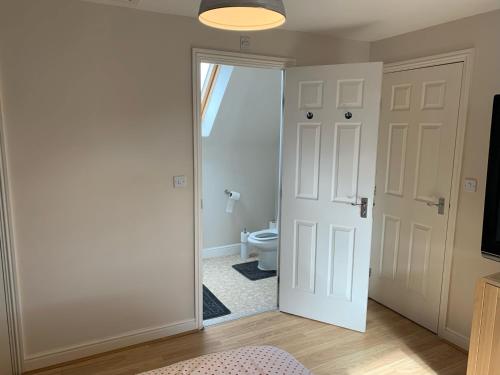 Gallery image of Entire Family Entertainment Holiday Home - 3 x Floors - Free Parking - Games Room - Private Garden - Workspace and Wifi 112mb - Self Check-in in Ashford
