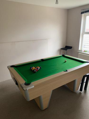 Biliár nebo kulečník v ubytování Entire Family Entertainment Holiday Home - 3 x Floors - Free Parking - Games Room - Private Garden - Workspace and Wifi 112mb - Self Check-in