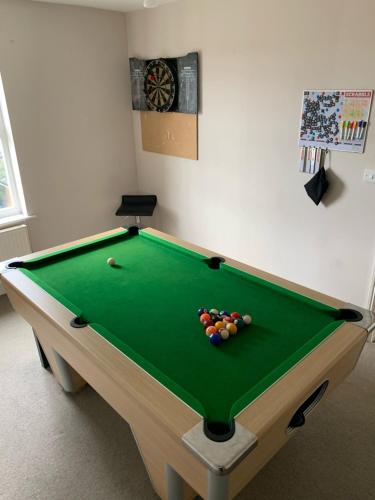 Biliár nebo kulečník v ubytování Entire Family Entertainment Holiday Home - 3 x Floors - Free Parking - Games Room - Private Garden - Workspace and Wifi 112mb - Self Check-in