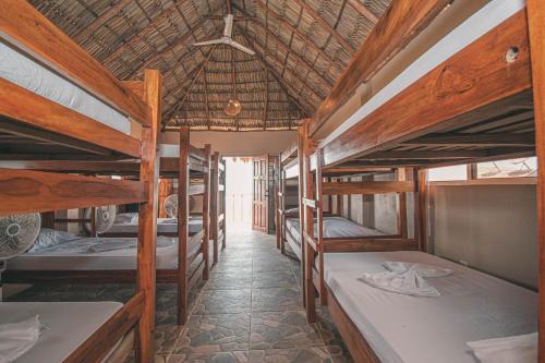 Zimmer mit Etagenbetten in der Unterkunft The Barrel Hostel in Popoyo