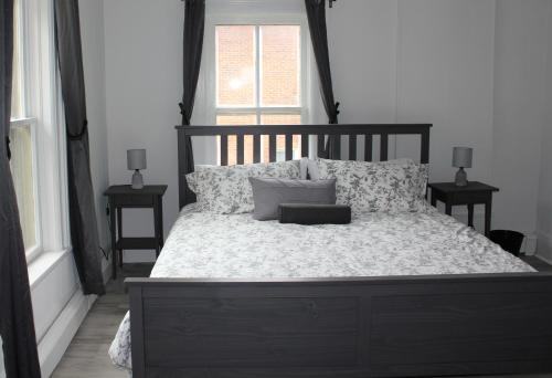 - une chambre avec un lit et un ordinateur portable dans l'établissement County Cove - Consecon Suite, à Wellington