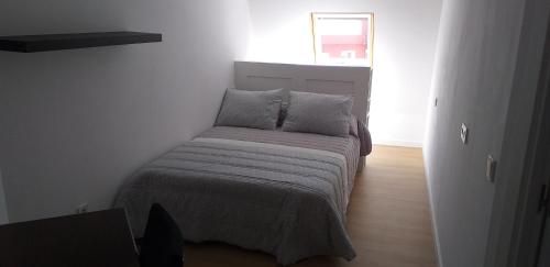 1 dormitorio pequeño con 1 cama en una habitación en APARTAMeNTOS DON MANUEL A en Cee
