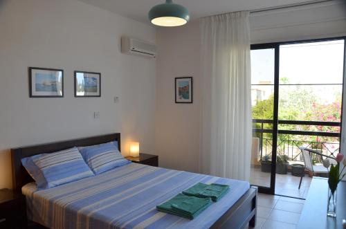 - une chambre avec un lit doté d'un couvre-lit rayé bleu dans l'établissement Captain's Flat, à Larnaka