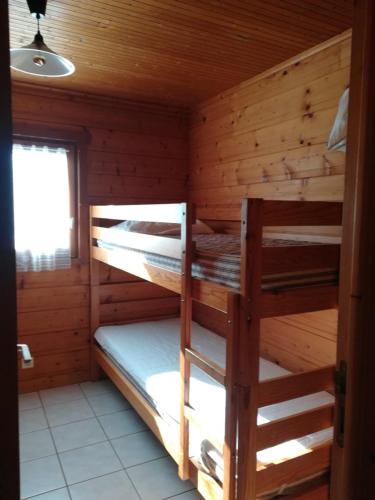 - une chambre avec 2 lits superposés dans une cabane en rondins dans l'établissement Le Clos des Chênes, à Saint-Geniès