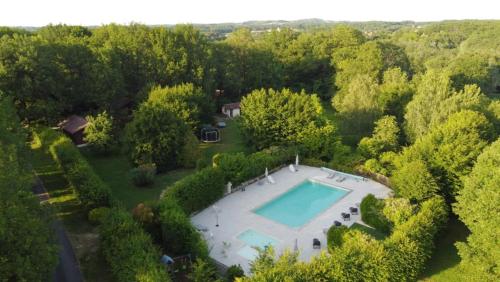 une vue aérienne d'une piscine dans un jardin dans l'établissement Le Clos des Chênes, à Saint-Geniès