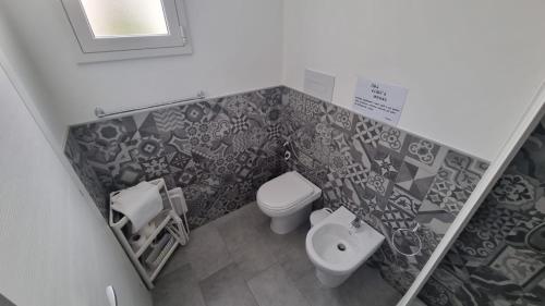 a small bathroom with a toilet and a sink at The Simo's House Camere a Marzamemi in Marzamemi