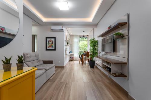 ein Wohnzimmer mit einem Sofa und einem Tisch in der Unterkunft Moderno em Copacabana - Ideal para casais - SC305LT Z4 in Rio de Janeiro