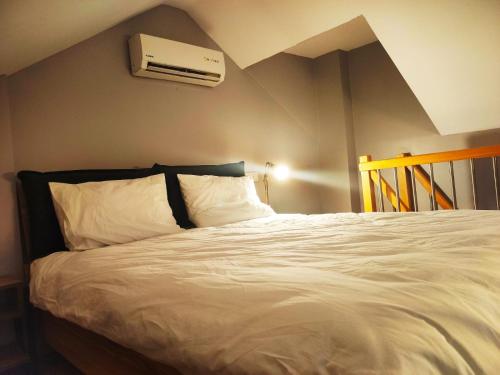 伊斯坦堡的住宿－Cozy Duplex House-Near Taksim-Home Design，卧室配有一张带空调的壁床。