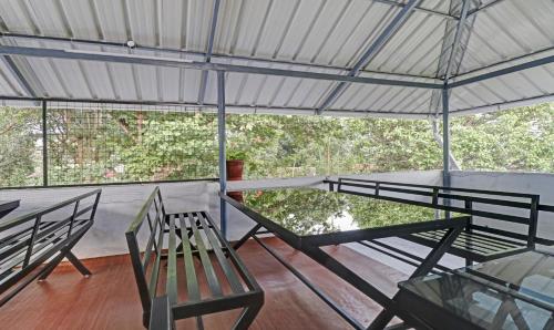 Balkón nebo terasa v ubytování Nirupama,Hotel Aluva 700 Mtr From Aluva Railway Station