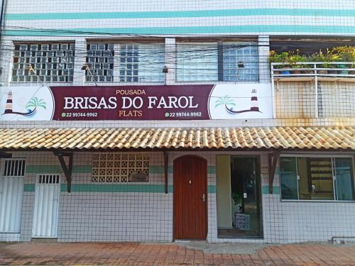 Ein Gebäude mit einem Schild, das brasias do parral in der Unterkunft Arraial do Cabo - Brisas do Farol - Aluguel Econômico in Arraial do Cabo