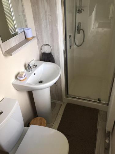 Ένα μπάνιο στο Driftwood Cottage Port Haverigg Marina Village