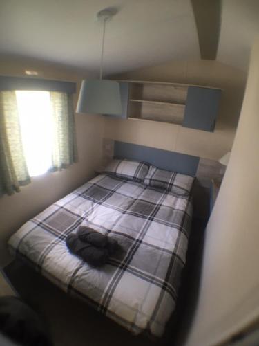 Ένα ή περισσότερα κρεβάτια σε δωμάτιο στο Driftwood Cottage Port Haverigg Marina Village