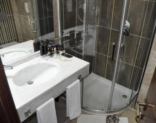 a bathroom with a sink and a shower at CONNECT THERMAL HOTEL in Ankara