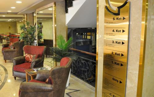 CONNECT THERMAL HOTEL في أنقرة: غرفة انتظار مع كراسي وطاولة في متجر
