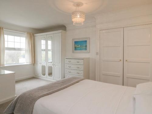 Ένα ή περισσότερα κρεβάτια σε δωμάτιο στο Weymouth Bay Apartment C