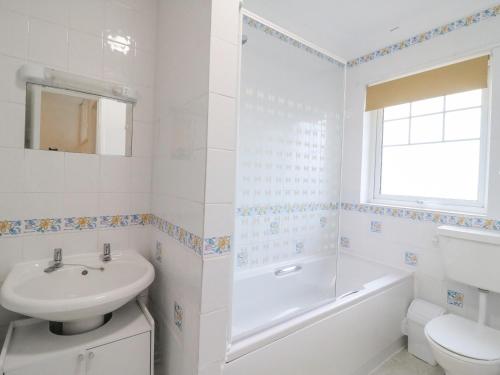 Ένα μπάνιο στο Weymouth Bay Apartment C