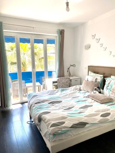 une chambre avec un lit avec vue sur l'océan dans l'établissement Beautiful 2 beds rooms and living room 3 minutes beaches, à Beaulieu-sur-Mer