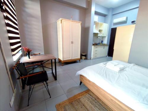 um quarto com uma cama, uma mesa e uma secretária em Cozy big room near Taksim R4- Home design em Istambul