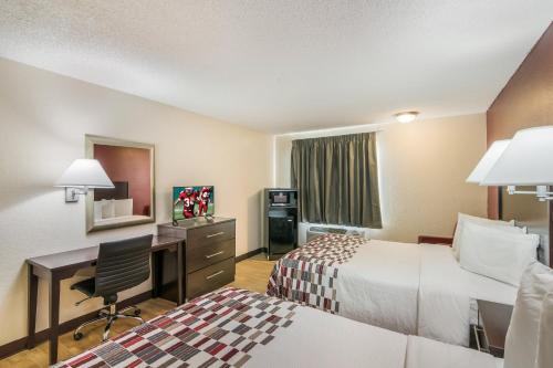 Tempat tidur dalam kamar di Red Roof Inn & Suites Pensacola East - Milton