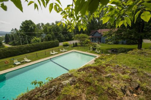 Piscine de l'établissement Domaine Jolivent ou située à proximité