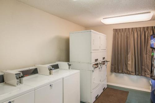 Una cocina o zona de cocina en Red Roof Inn & Suites Pensacola East - Milton