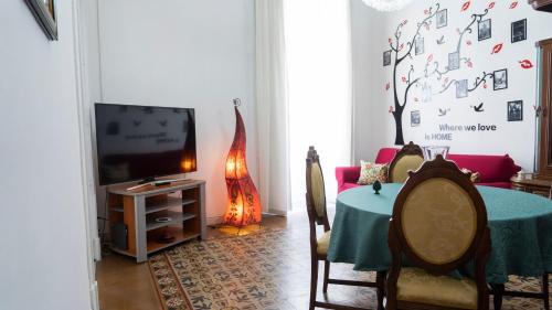 Televízia a/alebo spoločenská miestnosť v ubytovaní Mary's Center House