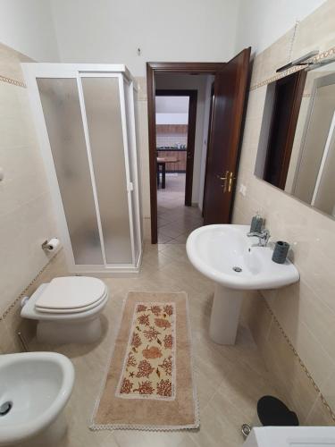 La salle de bains est pourvue de toilettes, d'un lavabo et d'un miroir. dans l'établissement Appartamento Vacanza Mare Gioiosa Marea Zappardino, à Gioiosa Marea