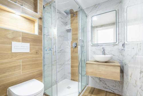 a bathroom with a shower and a toilet and a sink at Albatros Deluxe 15-5 Apartment Levante Beach in Benidorm