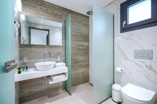 La salle de bains est pourvue d'un lavabo, de toilettes et d'un miroir. dans l'établissement ANELA RESORT, à Potos