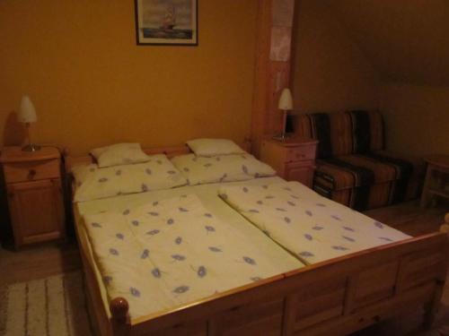 A bed or beds in a room at Tavi-fészek Fogadó