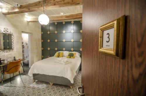 Postel nebo postele na pokoji v ubytování Senglea Suites