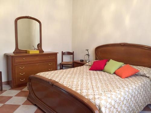 UssanaにあるCasa Ondina con giardino e Wi-Fi Ussanaのベッドルーム1室(ドレッサー付きベッド1台、鏡付)