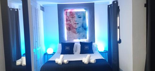 - une chambre bleue avec un lit et des oreillers bleus dans l'établissement Urban Spaces Ibiza, à Ibiza