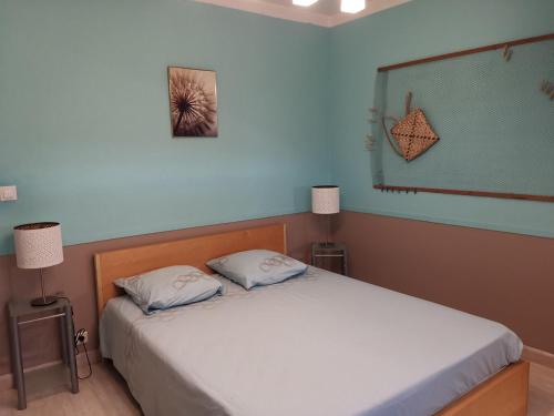 une chambre avec un lit avec deux oreillers dessus dans l'établissement Villa climatisée avec vue panoramique et piscine sans vis à vis., à Vézénobres