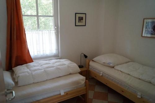 Ένα ή περισσότερα κρεβάτια σε δωμάτιο στο Erdgeschosswohnung Gerbera im Haus Isabella