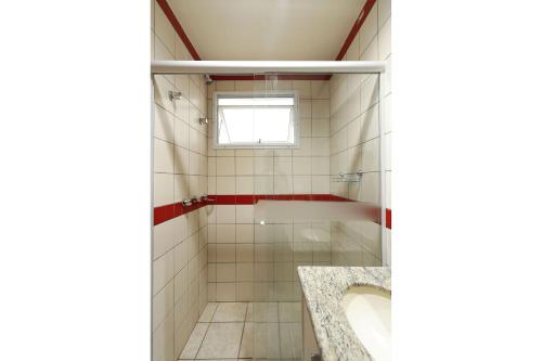 y baño con bañera y lavamanos. en Maravilhoso apartamento para 4 pessoas - HB12F, en Florianópolis