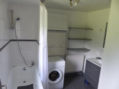 una lavanderia con lavatrice e lavatrice di La Calypso Maison 6 Personnes a Blangy-sur-Bresle