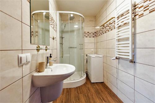 A bathroom at Chaty Rysia i Misia - całoroczne domy na wynajem