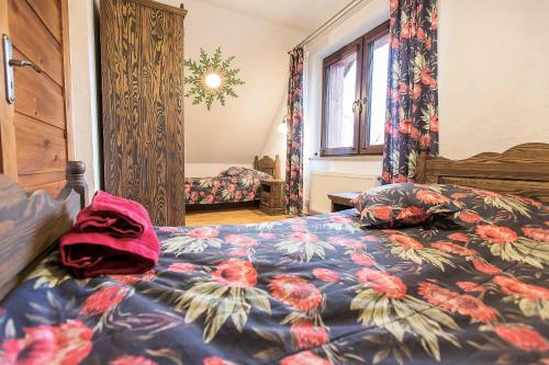 Llit o llits en una habitació de Chaty Rysia i Misia - całoroczne domy na wynajem