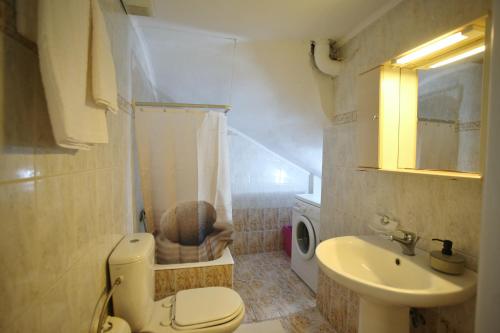 a small bathroom with a toilet and a sink at Anna's House in Vlikhón