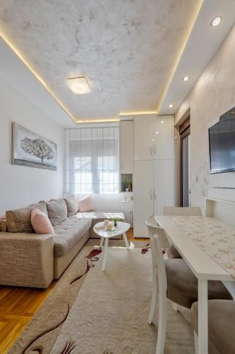 a living room with a couch and a table at Apartman Tajena in Zlatibor