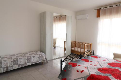 トッレ・サン・ジョヴァンニ・ウジェントにあるVilla Esperanzaのベッドルーム(ベッド1台、鏡付)