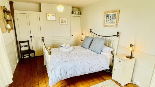 Postel nebo postele na pokoji v ubytování The Garden Cottage - Elevated position, wonderful views over Dartmouth, beautiful garden