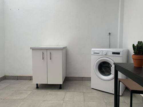 a laundry room with a washer and a washing machine at Casa Pablo II Aptº Tranquilo, a cinco minutos del Puerto de la Cruz in Los Realejos