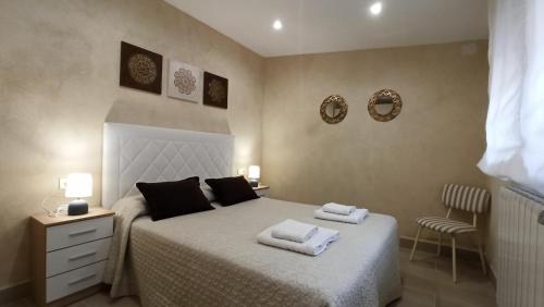 Ένα ή περισσότερα κρεβάτια σε δωμάτιο στο Apartamentos turísticos Pidal 3 VUT-09-316