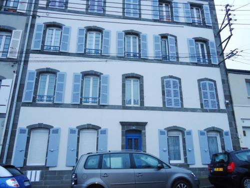a car parked in front of a building with blue windows at Appart 2 chambres *Notre bout du monde* in Brest