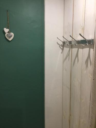 a green door with a heart on the wall at La Cambra dé Monflanquin in Monflanquin