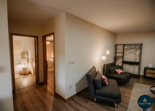 ein Wohnzimmer mit einer Couch und einem Sessel in der Unterkunft Refúgio do Abade in Terras de Bouro