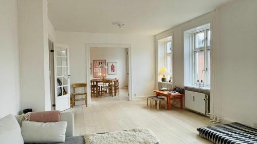 - un salon avec un canapé et une table dans l'établissement ApartmentInCopenhagen Apartment 1484, à Copenhague