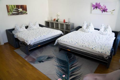 2 camas individuais num quarto com pisos em madeira em Casa Rudy em Bolzano